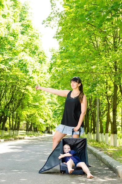 Mother and son hitchhiking — Stock Photo, Image