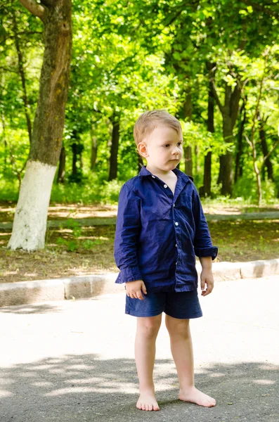 Knappe barefoot kleine jongen staande wachten — Stockfoto