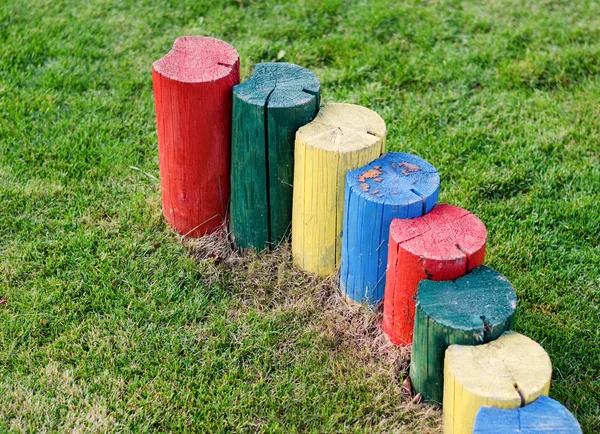 Ceppi di alberi dai colori vivaci che formano una barriera — Foto Stock