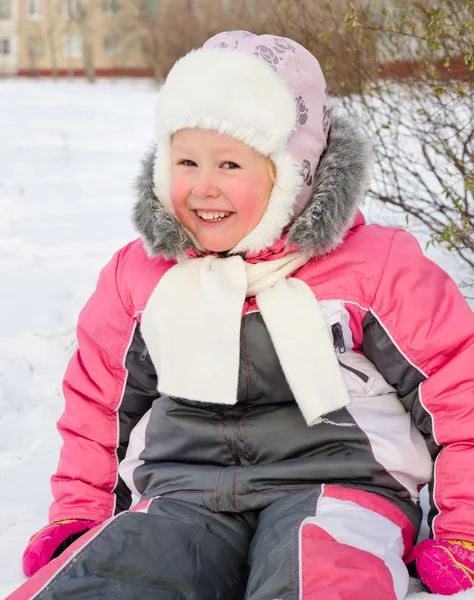추운 겨울 눈 속에서 재생 하는 행복 한 어린 소녀 — 스톡 사진