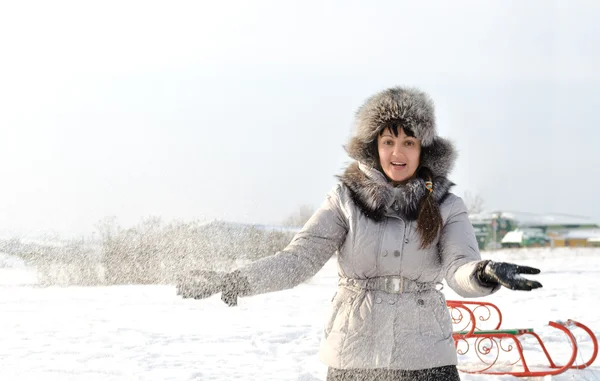 Mulher feliz jogando neve no ar — Fotografia de Stock