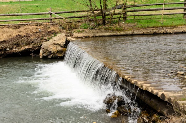 Acqua in un ruscello che scorre su una diga — Foto Stock