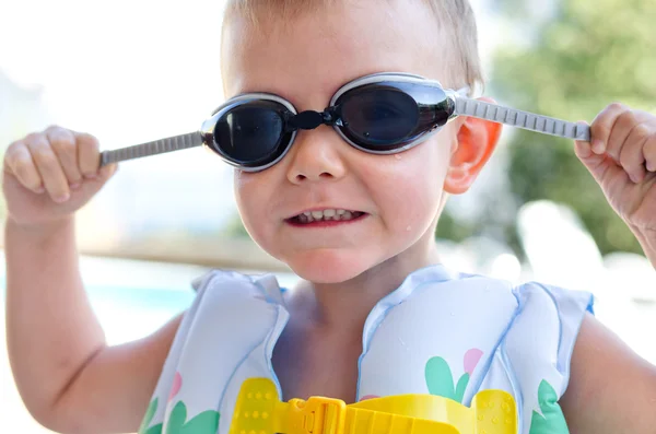 Little boy in swimming goggles on a hot summer day — Stock Photo, Image