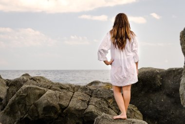 yalınayak kadının sahil yalnızlık