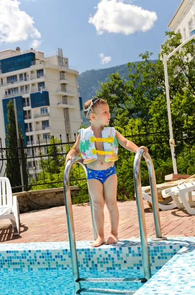 Small boy waiting to go swimming in the pool — Stock Photo, Image