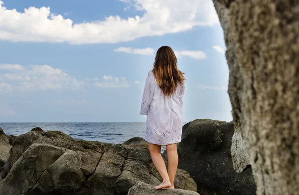 Barfüßige Frau genießt die Einsamkeit der Küste — Stockfoto