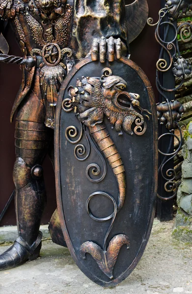Escudo ornamentado de uma estátua de bronze — Fotografia de Stock
