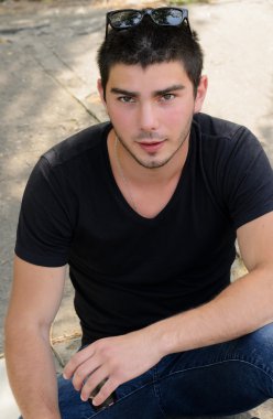 trendy yakışıklı genç