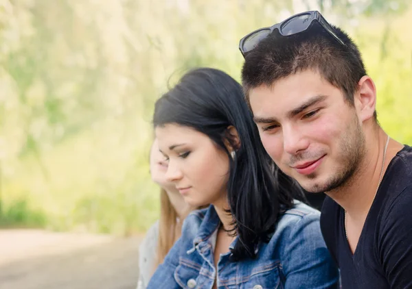 Bello giovanotto con un sorriso divertito — Foto Stock