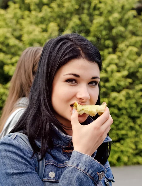 若い女性がリンゴを食べて — ストック写真