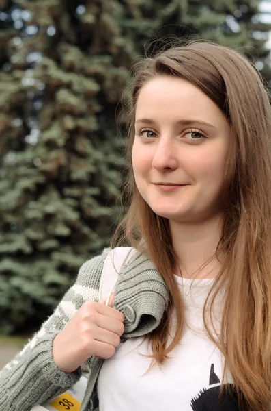 Jolie jeune femme avec un sourire amusé — Photo