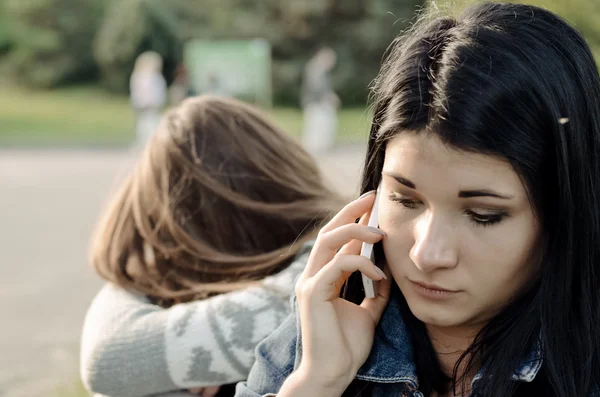 Beautiful young woman chatting on her mobile phone — Stock Photo, Image