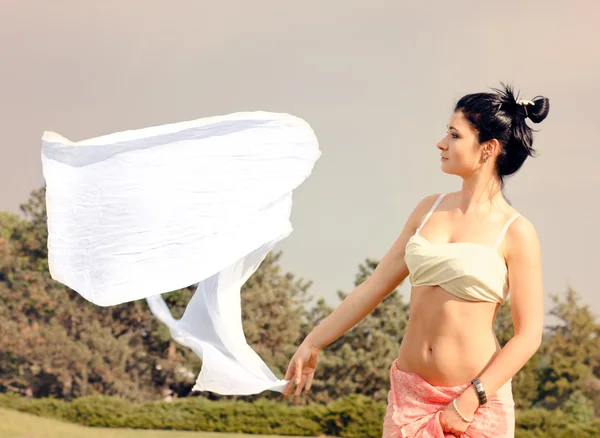 Νεαρή γυναικεία λευκό μαντήλι μακριά πνέει στον άνεμο — Φωτογραφία Αρχείου