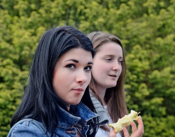 Молодая женщина ест яблоко — стоковое фото