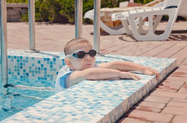 küçük bir çocuk yüzme havuzdan günlükken
