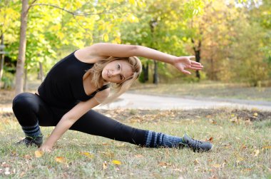 germe egzersizleri yapıyor çalışan kadın