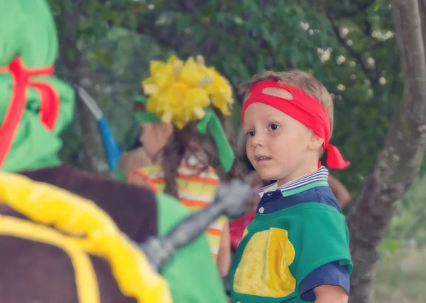 Jongen speelt op een verjaardagsfeest voor kinderen — Stockfoto