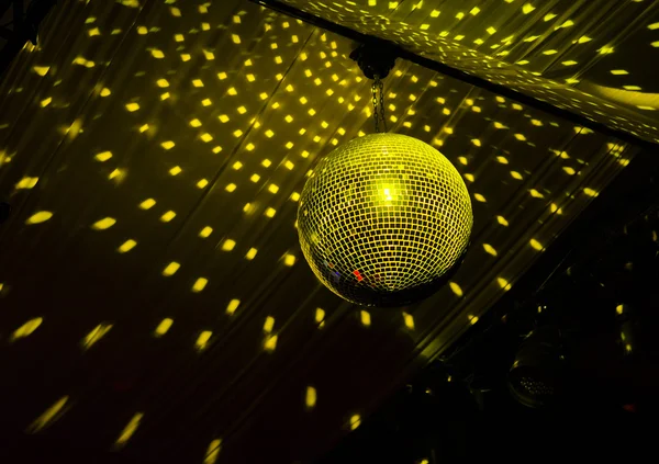 Colorida bola disco en un club nocturno —  Fotos de Stock