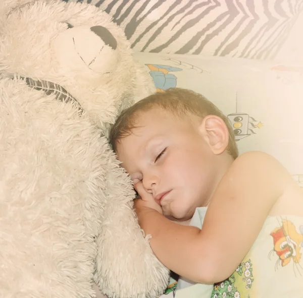 可爱的小男孩和他的玩具熊睡觉 — 图库照片