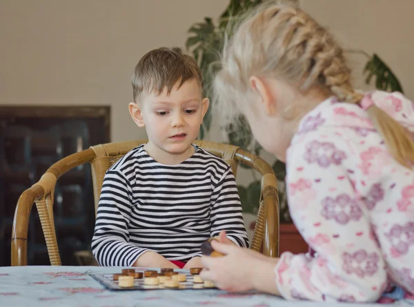 Schattige kleine jongen een gezicht trekken en grimassen — Stockfoto