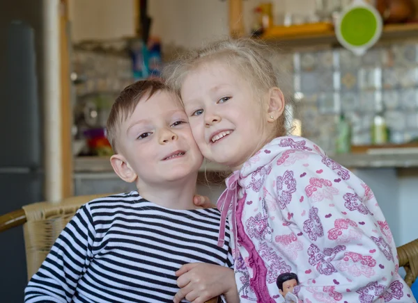 Lindo hermanito y hermana posando juntos — Foto de Stock