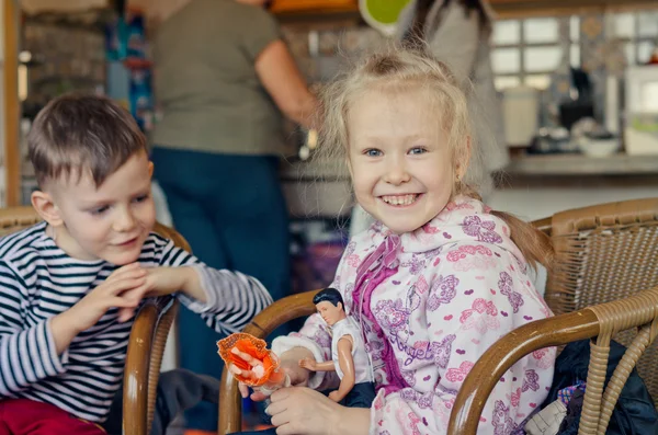 Gelukkig mooie jonge blonde meisje — Stockfoto