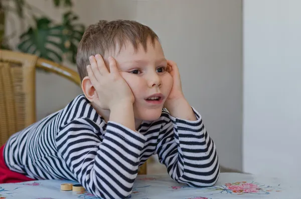 Ung pojke tittar med nyfikenhet — Stockfoto