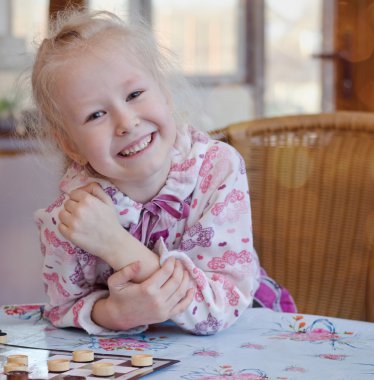 büyük, mutlu bir gülümseme ile güzel küçük bir kız