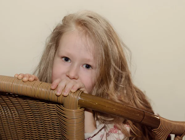 Vacker liten blond flicka med långt hår — Stockfoto