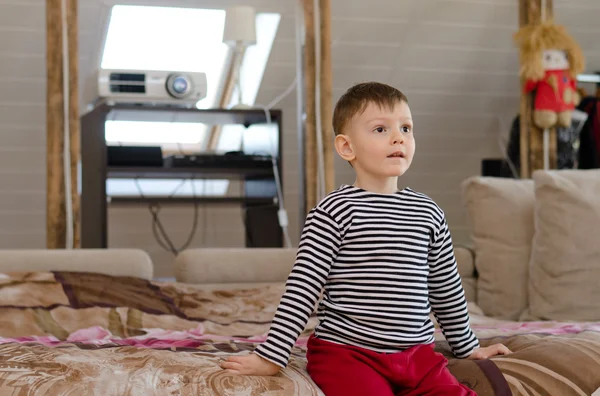 Kleine jongen met een blik van verbazing op zijn gezicht — Stockfoto