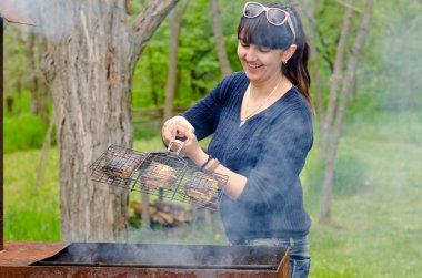 kadın üzerinde dehşet içinde tepki bir Barbekü yemek