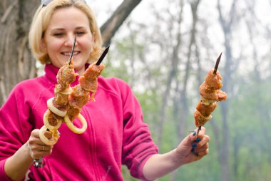 gülümseyen kadın Barbekü ateşte kebap yemek