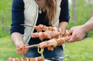 bir barbekü ızgara kebap hazırlama kadın
