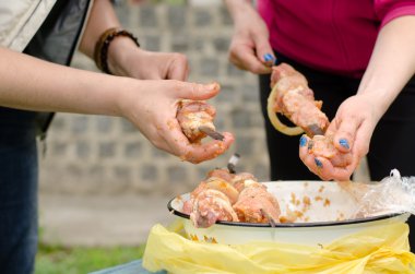 Kadınlar için Barbekü eti kebap yapmak