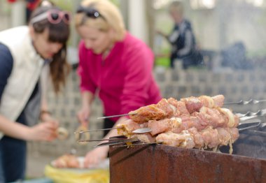 kebap üzerinde açık bir Barbekü yemek için hazır