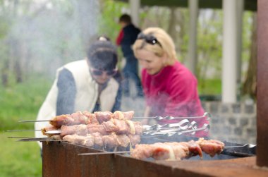 kebap üzerinde açık bir Barbekü yemek için hazır