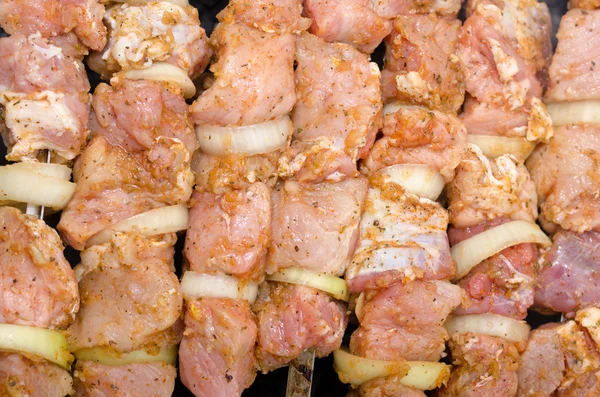 Fondo de kebabs picantes dispuestos en una parrilla —  Fotos de Stock