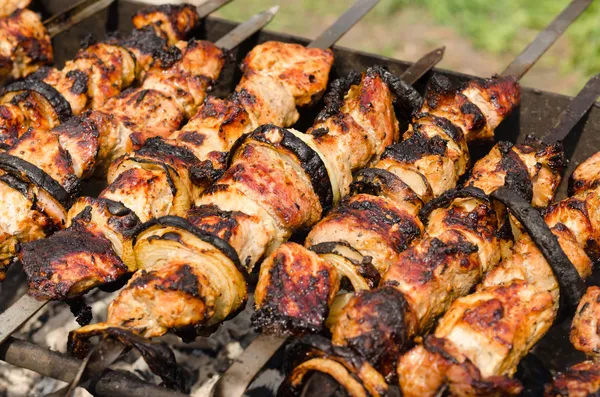 Fondo de crujientes kebabs a la parrilla en una barbacoa —  Fotos de Stock