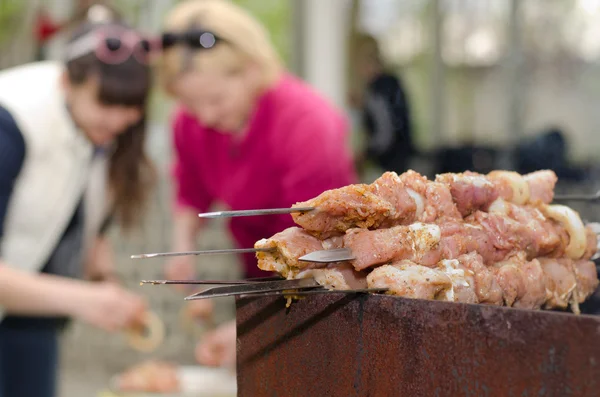 Kebabs ready for cooking on an outdoor BBQ — Stock Photo, Image