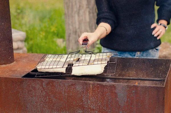 Kobieta przygotowuje kebab grill na grill — Zdjęcie stockowe