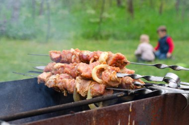 s Barbekü tarafında kazıklı eti kebaplar