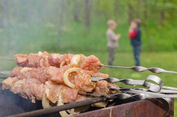 Vlees Kebab opgestapeld aan de zijkant van s barbecue — Stockfoto