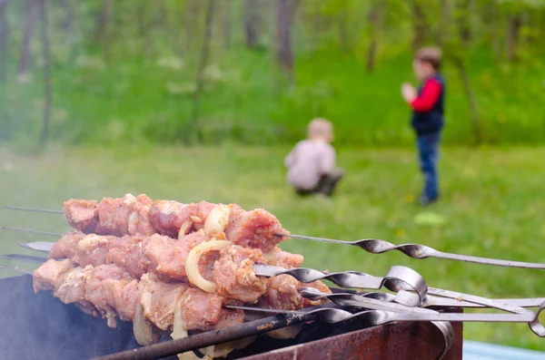 Kött kebab staplade på sidan av s grill — Stockfoto