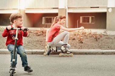 küçük çocuk oyuncak scooter sürme