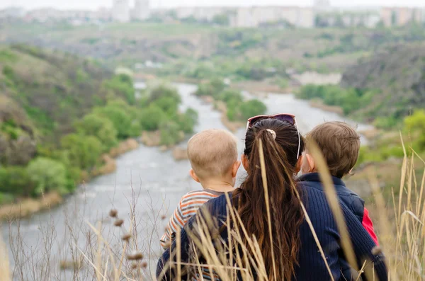 Madre con due ragazzi che si godono una giornata nella natura — Foto Stock