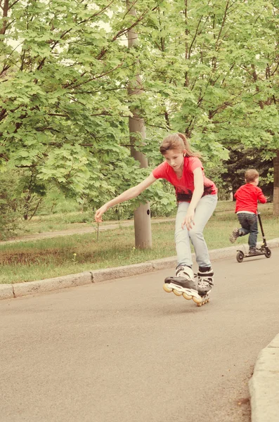 Atlético hábil niña patinaje sobre ruedas — Foto de Stock