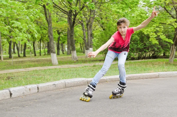Atractiva chica adolescente patinaje sobre ruedas a velocidad — Foto de Stock