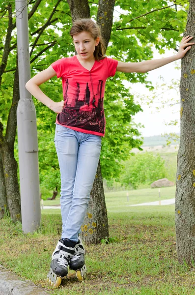 Sportowy nastolatka na Łyżworolki — Zdjęcie stockowe
