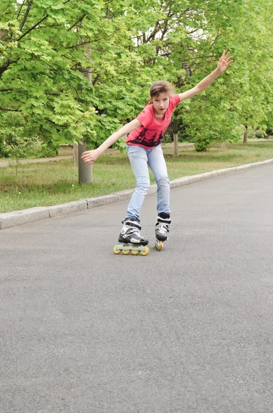 Atractiva chica adolescente patinaje sobre ruedas a velocidad —  Fotos de Stock