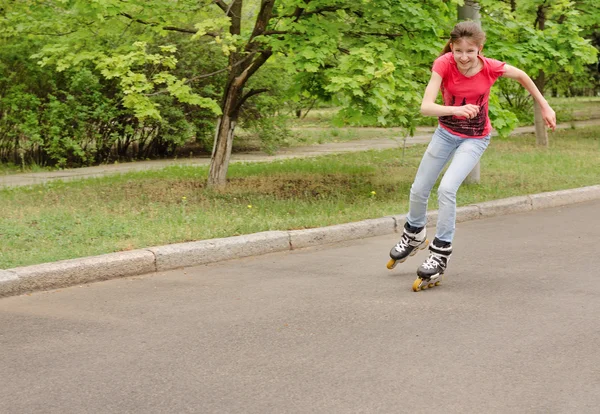 Hermosa joven adolescente patinaje sobre ruedas —  Fotos de Stock